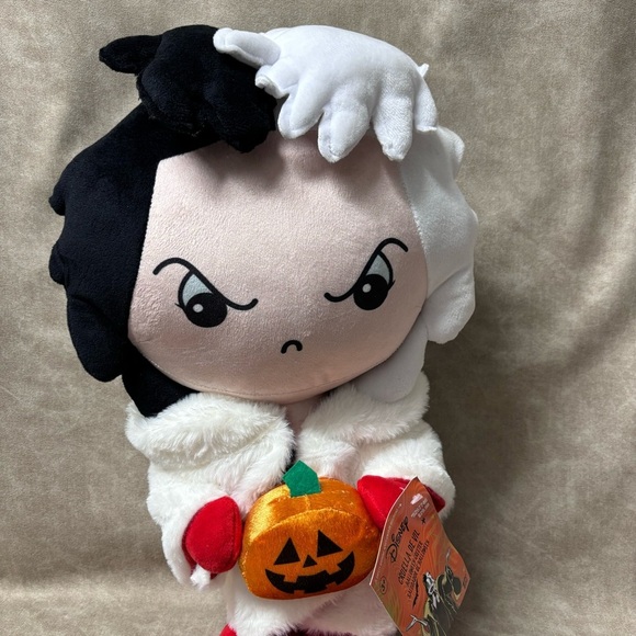 Disney Halloween 18 in Villains Cruella De Vil with Jack O Lantern Porch Greeter - Picture 2 of 6